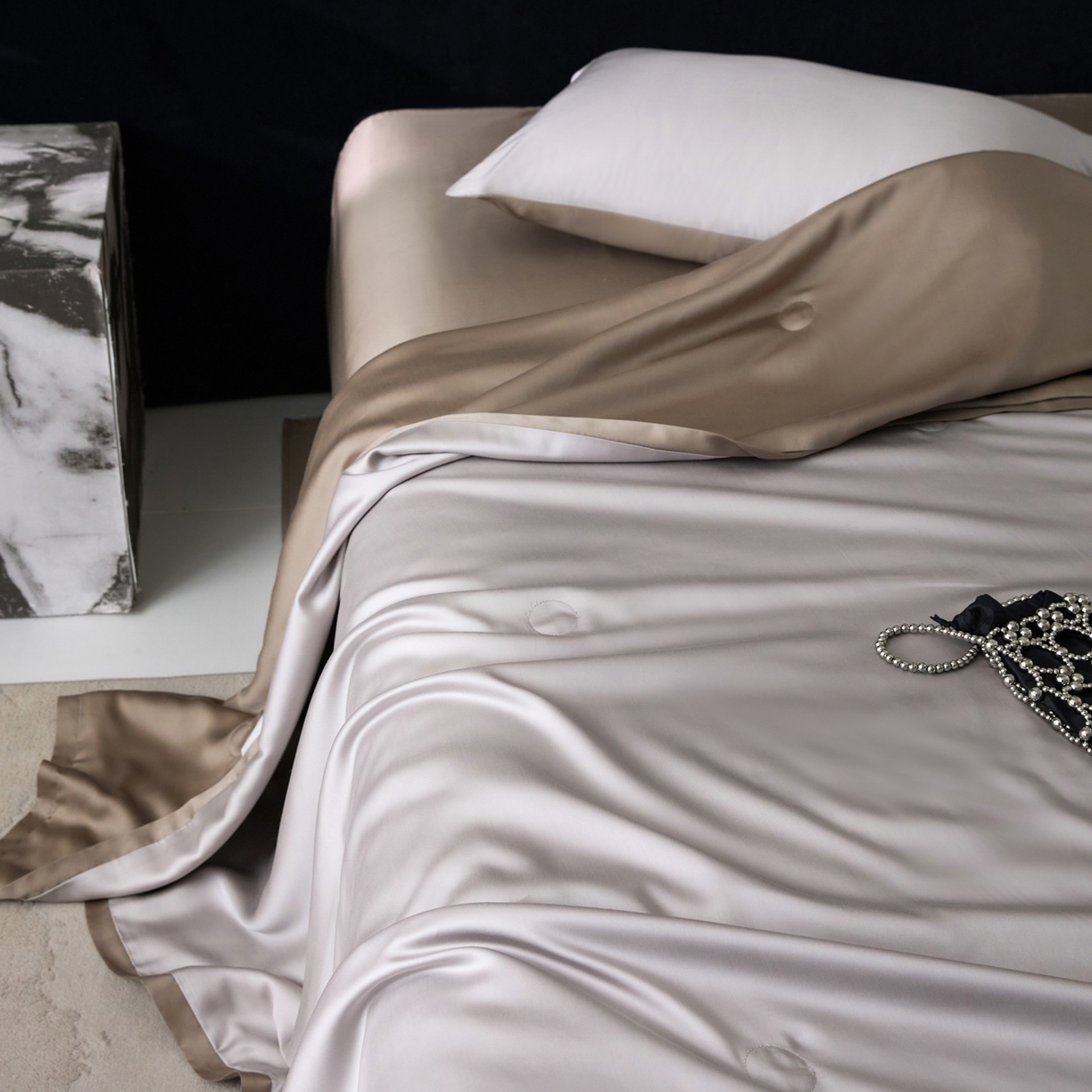 91家纺网 家纺一手货源 找家纺 A+爱家（纪梵茜） 2026新款兰精天丝夏凉被100%蚕丝被莱赛尔天丝蚕丝空调被芯蚕丝夏被 蚕丝灰色