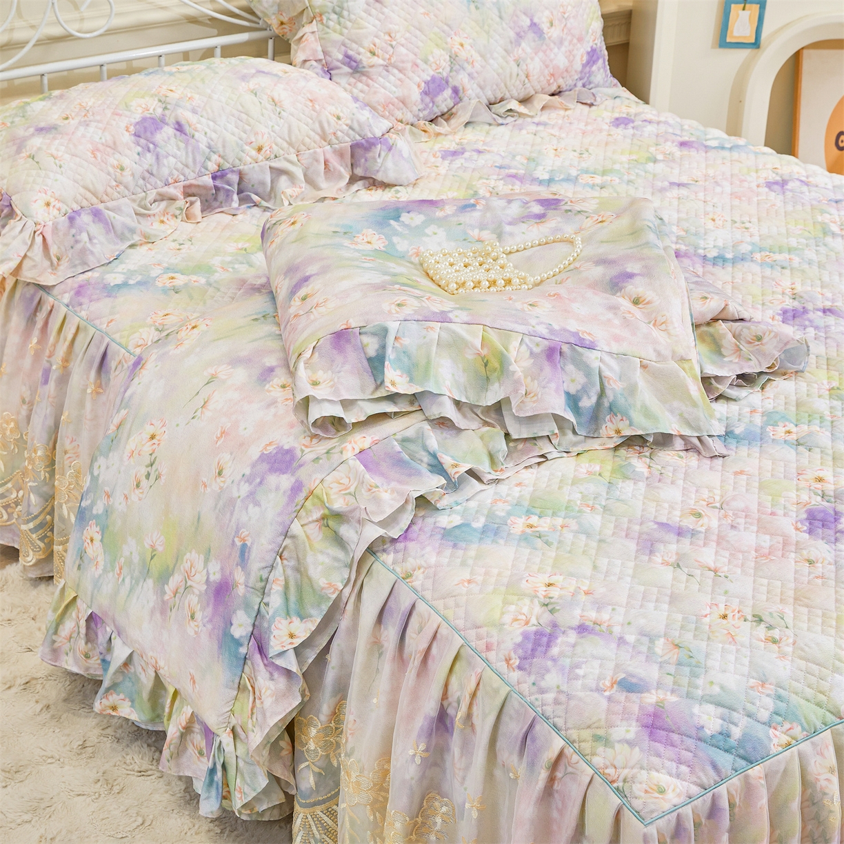 91家纺网 家纺一手货源 找家纺 宜凡家纺 2026新款莱赛尔天丝印花床裙夏被四件套 鸢尾幽梦