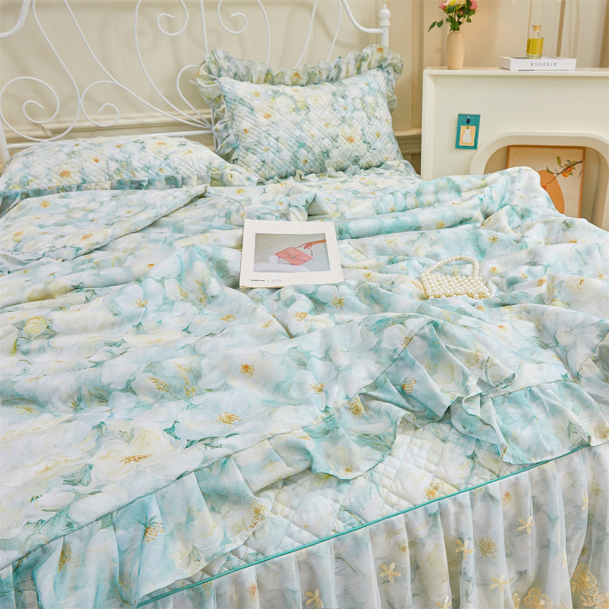 91家纺网 家纺一手货源 找家纺 宜凡家纺 2026新款莱赛尔天丝印花床裙夏被四件套 栀子花年