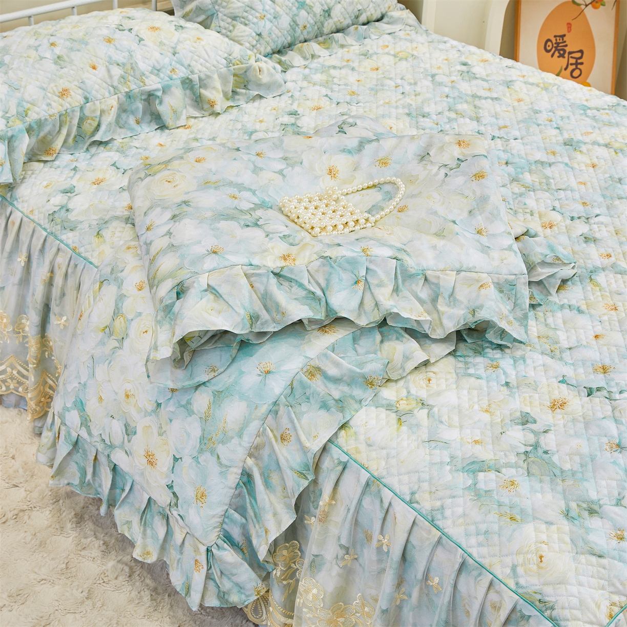 91家纺网 家纺一手货源 找家纺 宜凡家纺 2026新款莱赛尔天丝印花床裙夏被四件套 栀子花年