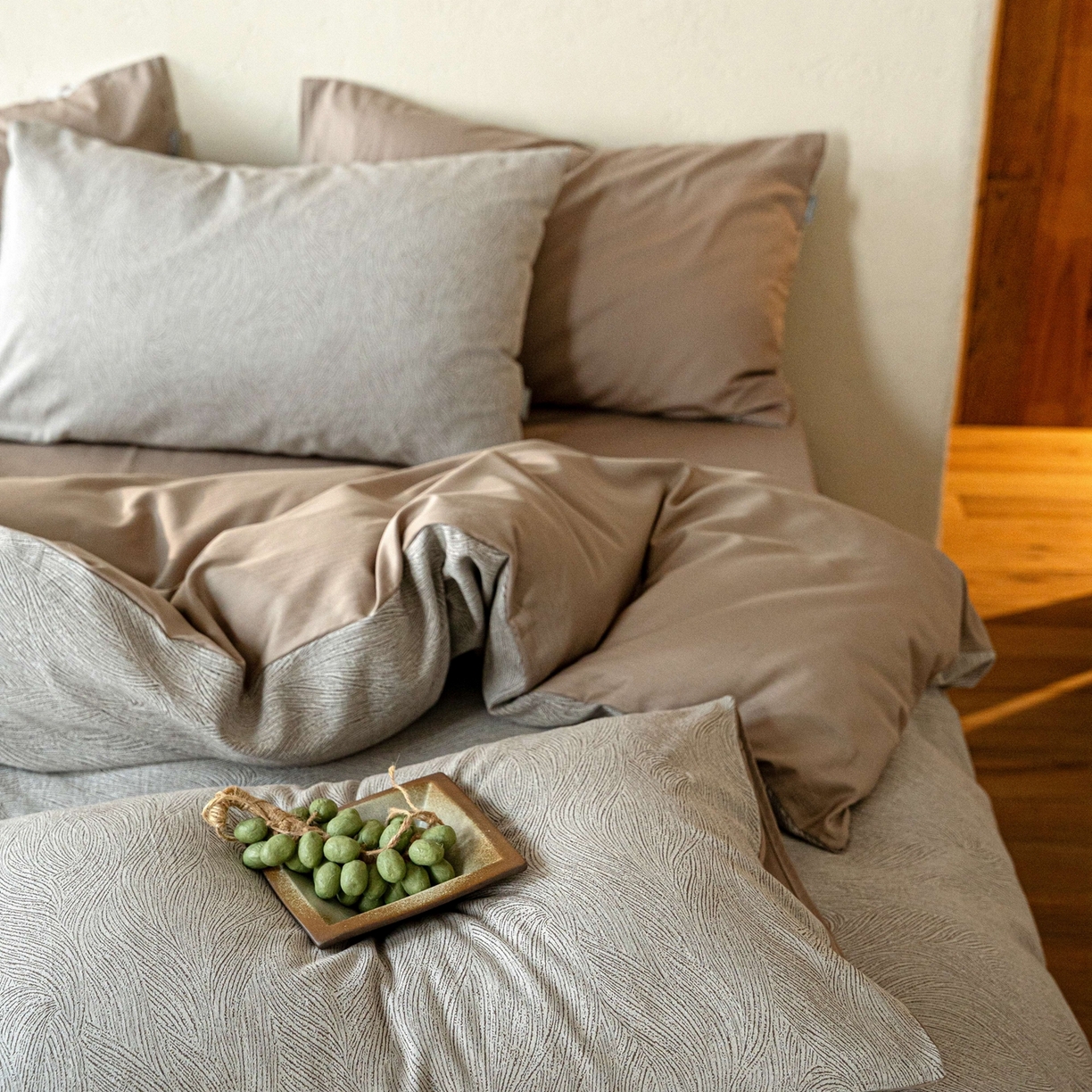 91家纺网 家纺一手货源 找家纺 时光里 2026新款全棉纯棉60支色织水洗提花四件套 一纸流光-琥珀棕