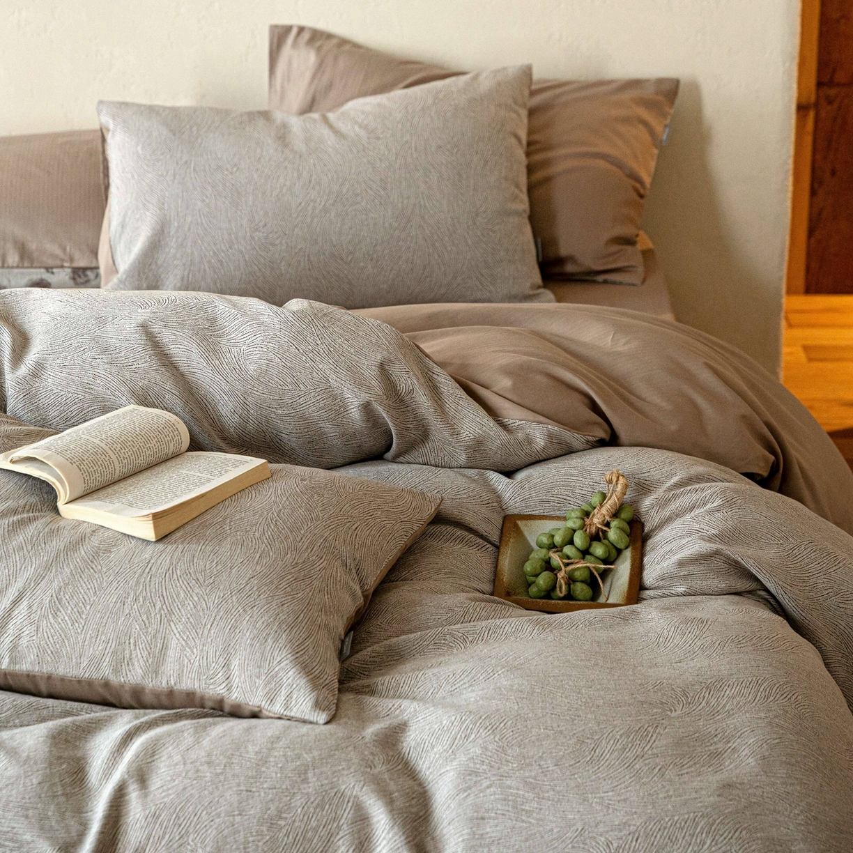 91家纺网 家纺一手货源 找家纺 时光里 2026新款全棉纯棉60支色织水洗提花四件套 一纸流光-琥珀棕