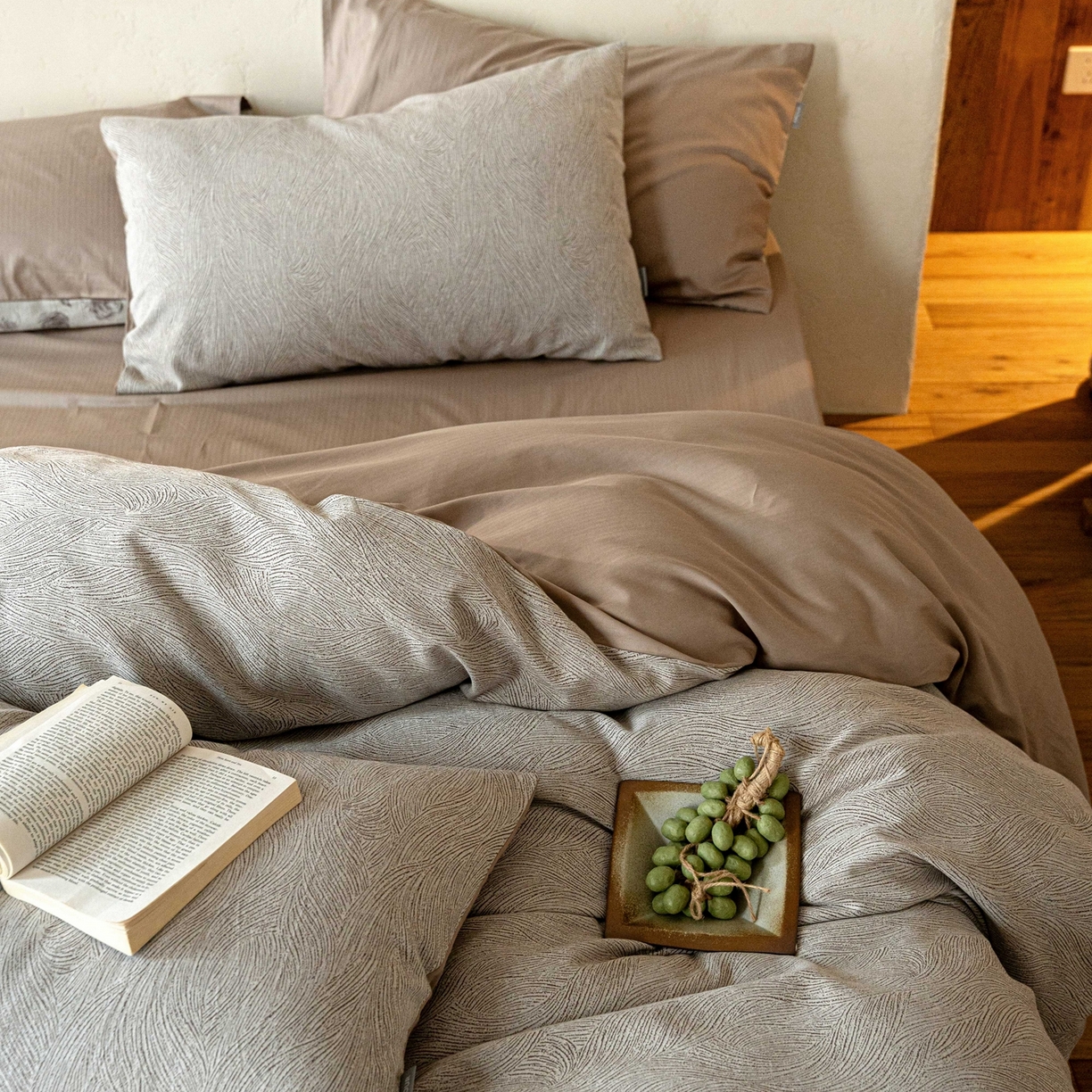 91家纺网 家纺一手货源 找家纺 时光里 2026新款全棉纯棉60支色织水洗提花四件套 一纸流光-琥珀棕