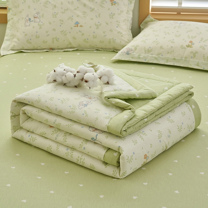 91家纺网 家纺一手货源 找家纺 简如 2026新款印花里外全棉夏凉被四件套 觅时光-绿