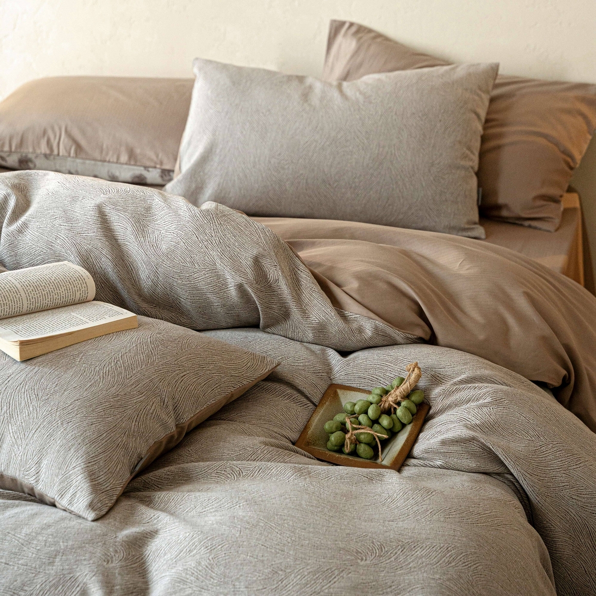 91家纺网 家纺一手货源 找家纺 时光里 2026新款全棉纯棉60支色织水洗提花四件套 一纸流光-琥珀棕