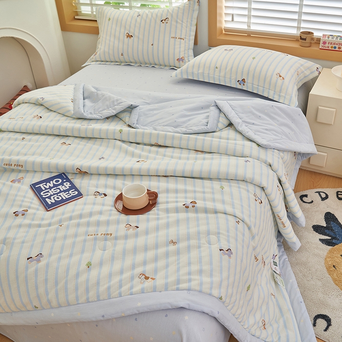 91家纺网 家纺一手货源 找家纺 简如 2026新款印花里外全棉夏凉被四件套 条纹小马