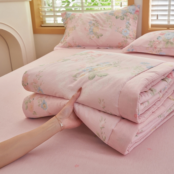 91家纺网 家纺一手货源 找家纺 简如 2026新款印花里外全棉夏凉被四件套 听花吟唱-粉