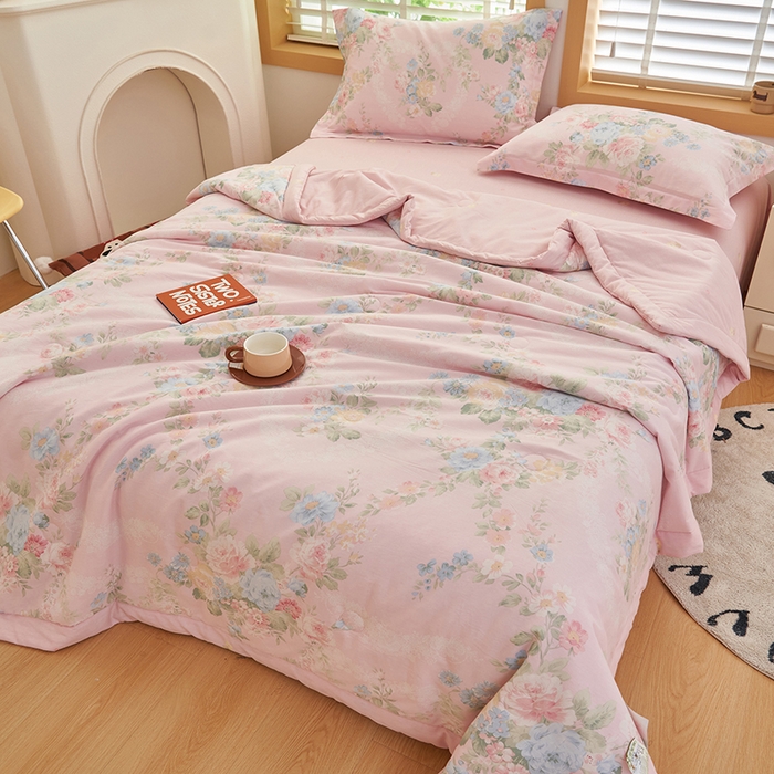 91家纺网 家纺一手货源 找家纺 简如 2026新款印花里外全棉夏凉被四件套 听花吟唱-粉