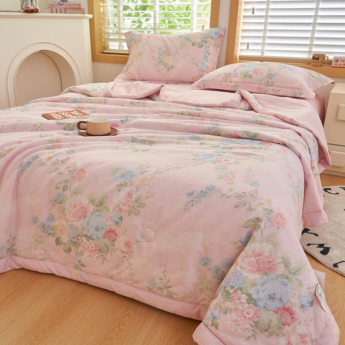 91家纺网 家纺一手货源 找家纺 简如 2026新款印花里外全棉夏凉被四件套 听花吟唱-粉