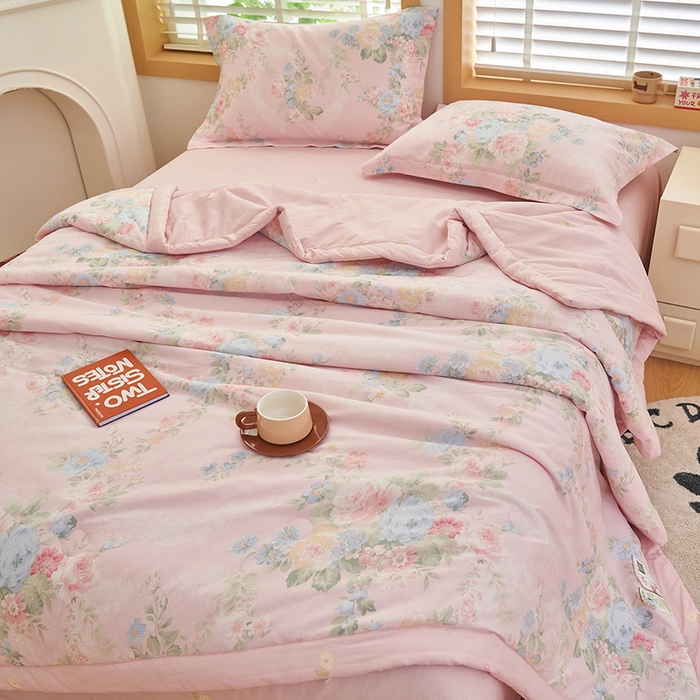91家纺网 家纺一手货源 找家纺 简如 2026新款印花里外全棉夏凉被四件套 听花吟唱-粉