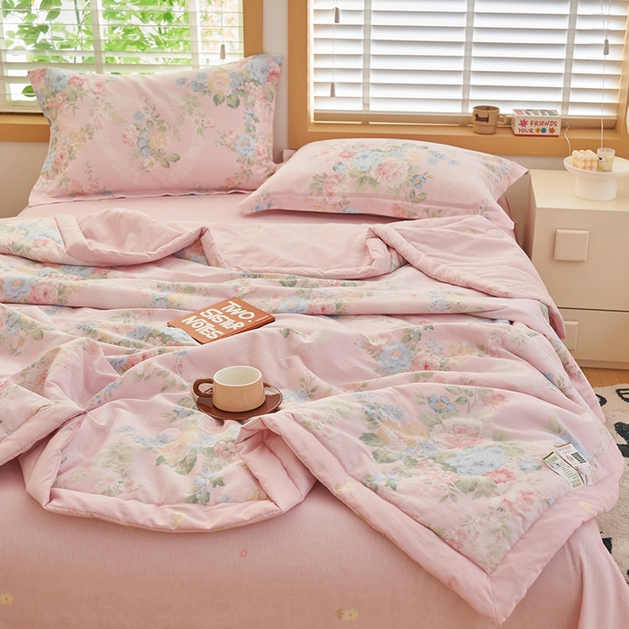 91家纺网 家纺一手货源 找家纺 简如 2026新款印花里外全棉夏凉被四件套 听花吟唱-粉