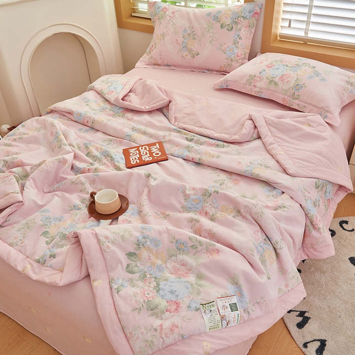 91家纺网 家纺一手货源 找家纺 简如 2026新款印花里外全棉夏凉被四件套 听花吟唱-粉