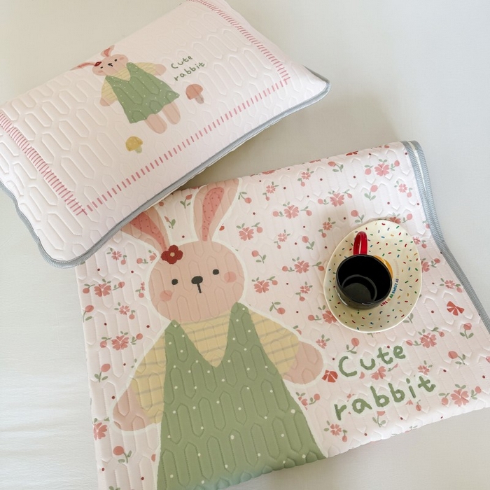 91家纺网 家纺一手货源 找家纺 顾里家纺 2026新款ins大版卡通乳胶席凉席席子 粉花小兔