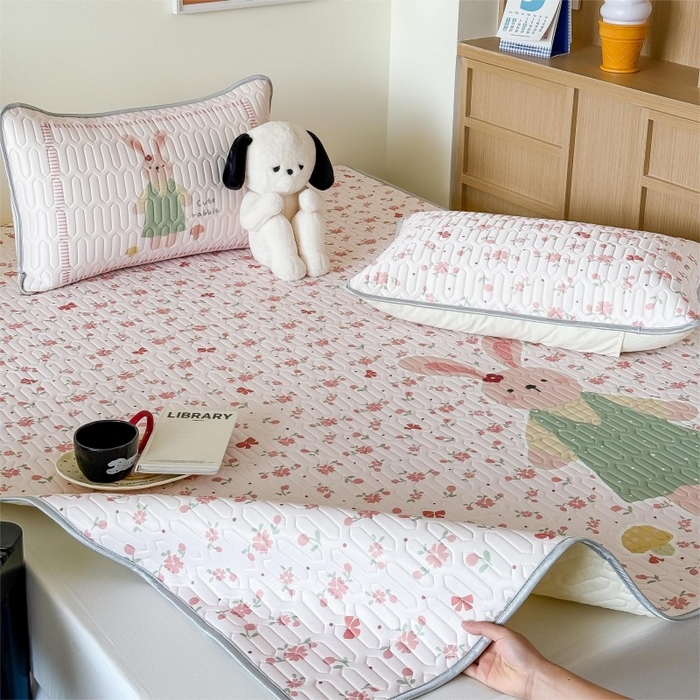 91家纺网 家纺一手货源 找家纺 顾里家纺 2026新款ins大版卡通乳胶席凉席席子 粉花小兔