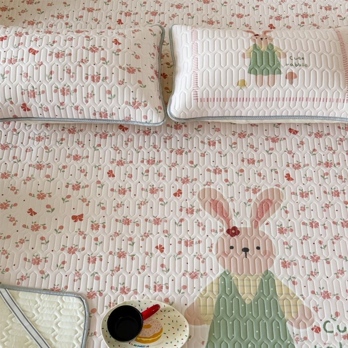 91家纺网 家纺一手货源 找家纺 顾里家纺 2026新款ins大版卡通乳胶席凉席席子 粉花小兔