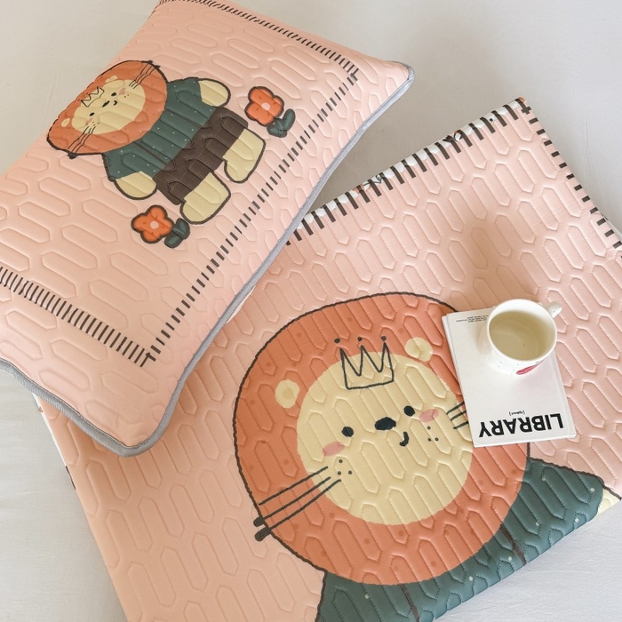 91家纺网 家纺一手货源 找家纺 顾里家纺 2026新款ins大版卡通乳胶席凉席席子 复古小狮