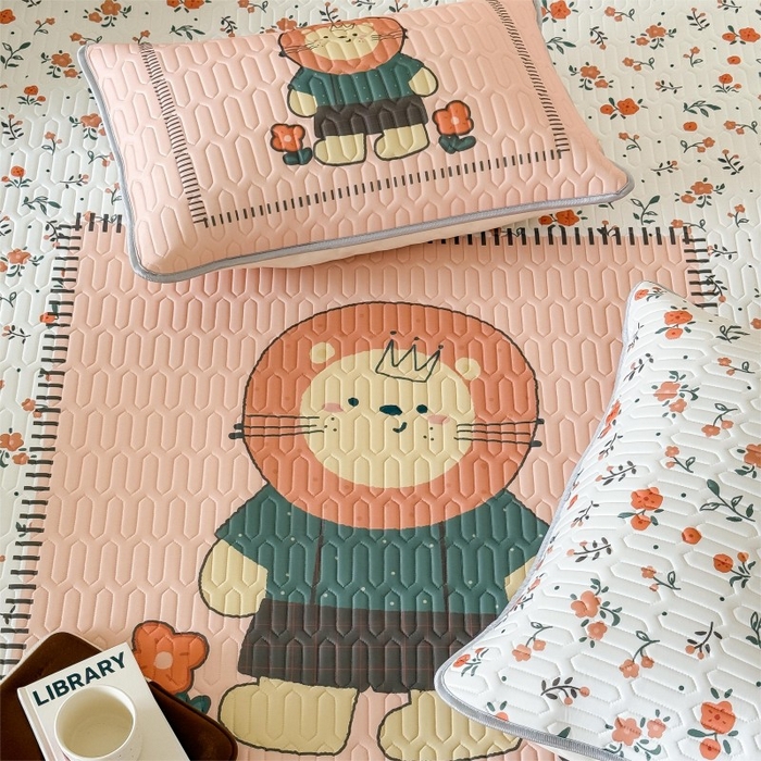 91家纺网 家纺一手货源 找家纺 顾里家纺 2026新款ins大版卡通乳胶席凉席席子 复古小狮