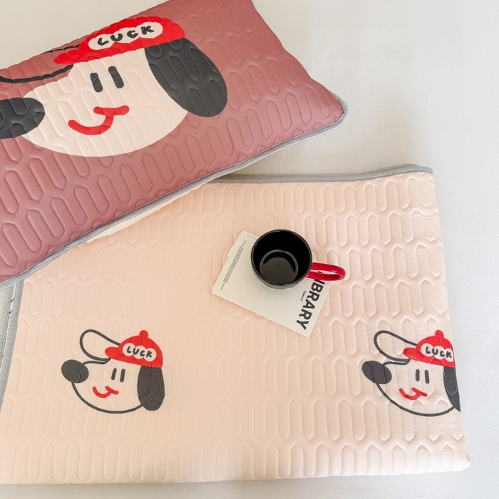 91家纺网 家纺一手货源 找家纺 顾里家纺 2026新款ins大版卡通乳胶席凉席席子 红帽狗狗