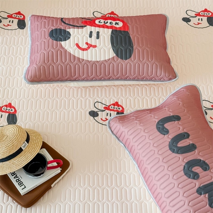 91家纺网 家纺一手货源 找家纺 顾里家纺 2026新款ins大版卡通乳胶席凉席席子 红帽狗狗