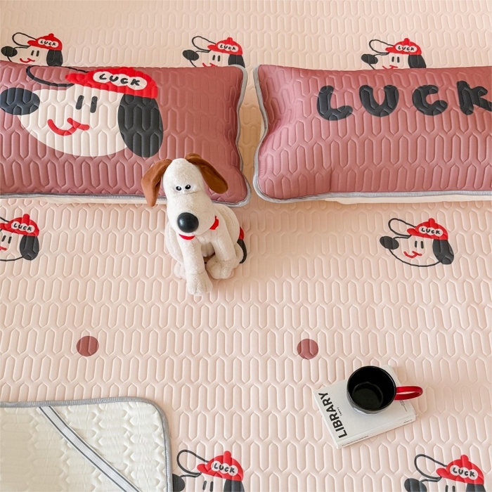 91家纺网 家纺一手货源 找家纺 顾里家纺 2026新款ins大版卡通乳胶席凉席席子 红帽狗狗