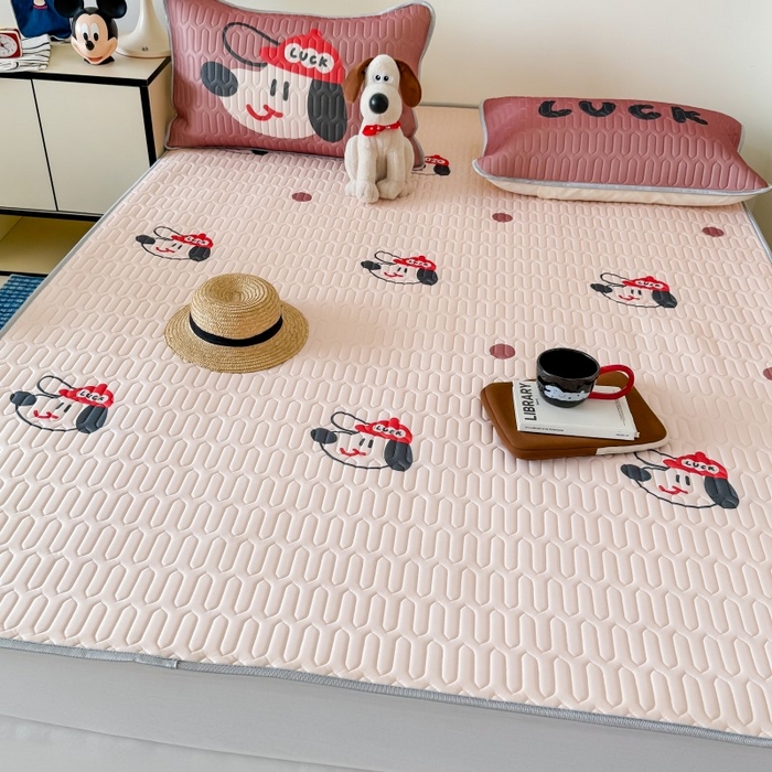 91家纺网 家纺一手货源 找家纺 顾里家纺 2026新款ins大版卡通乳胶席凉席席子 红帽狗狗