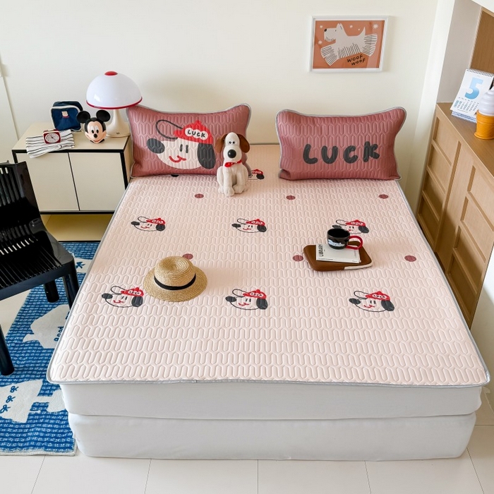 91家纺网 家纺一手货源 找家纺 顾里家纺 2026新款ins大版卡通乳胶席凉席席子 红帽狗狗