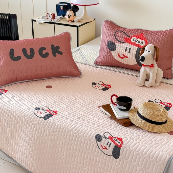 91家纺网 家纺一手货源 找家纺 顾里家纺 2026新款ins大版卡通乳胶席凉席席子 红帽狗狗