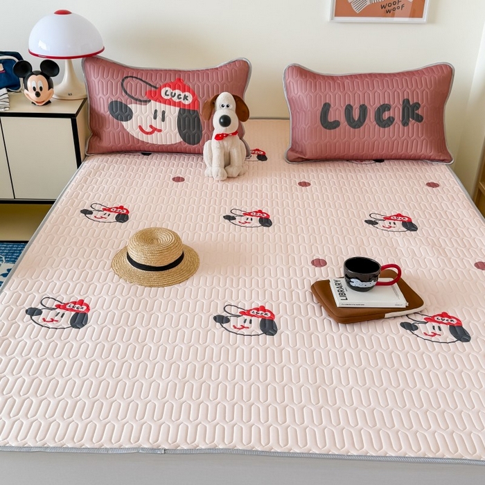 91家纺网 家纺一手货源 找家纺 顾里家纺 2026新款ins大版卡通乳胶席凉席席子 红帽狗狗