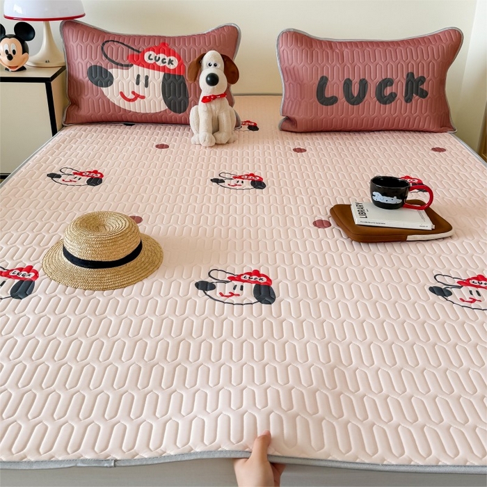 91家纺网 家纺一手货源 找家纺 顾里家纺 2026新款ins大版卡通乳胶席凉席席子 红帽狗狗