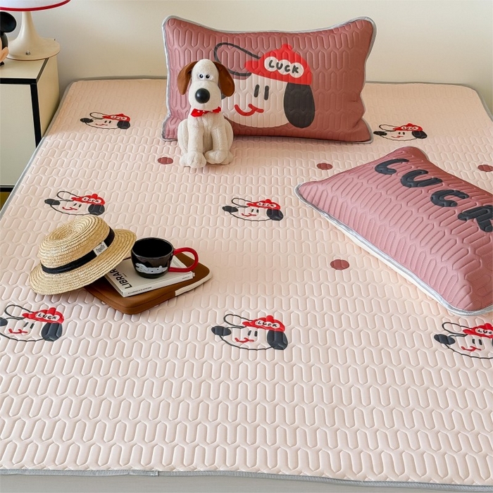 91家纺网 家纺一手货源 找家纺 顾里家纺 2026新款ins大版卡通乳胶席凉席席子 红帽狗狗