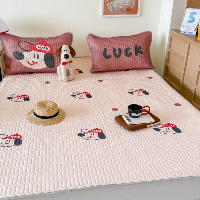 91家纺网 家纺一手货源 找家纺 顾里家纺 2026新款ins大版卡通乳胶席凉席席子 红帽狗狗