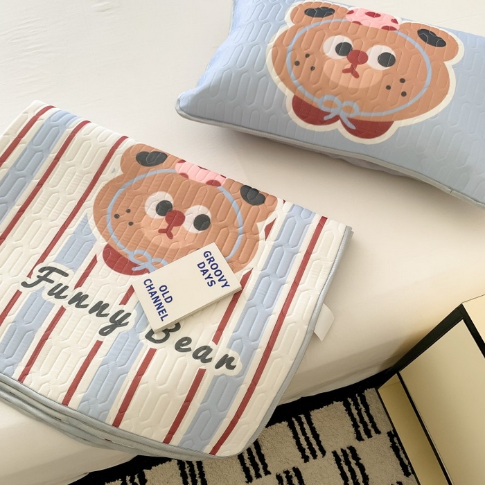 91家纺网 家纺一手货源 找家纺 顾里家纺 2026新款ins大版卡通乳胶席凉席席子 蓝条小熊