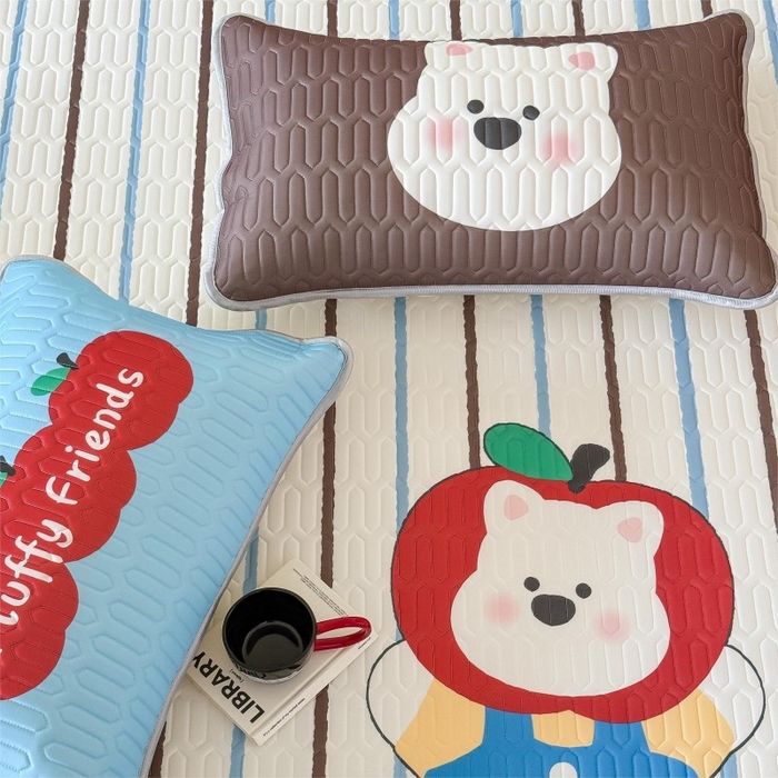 91家纺网 家纺一手货源 找家纺 顾里家纺 2026新款ins大版卡通乳胶席凉席席子 苹果小熊