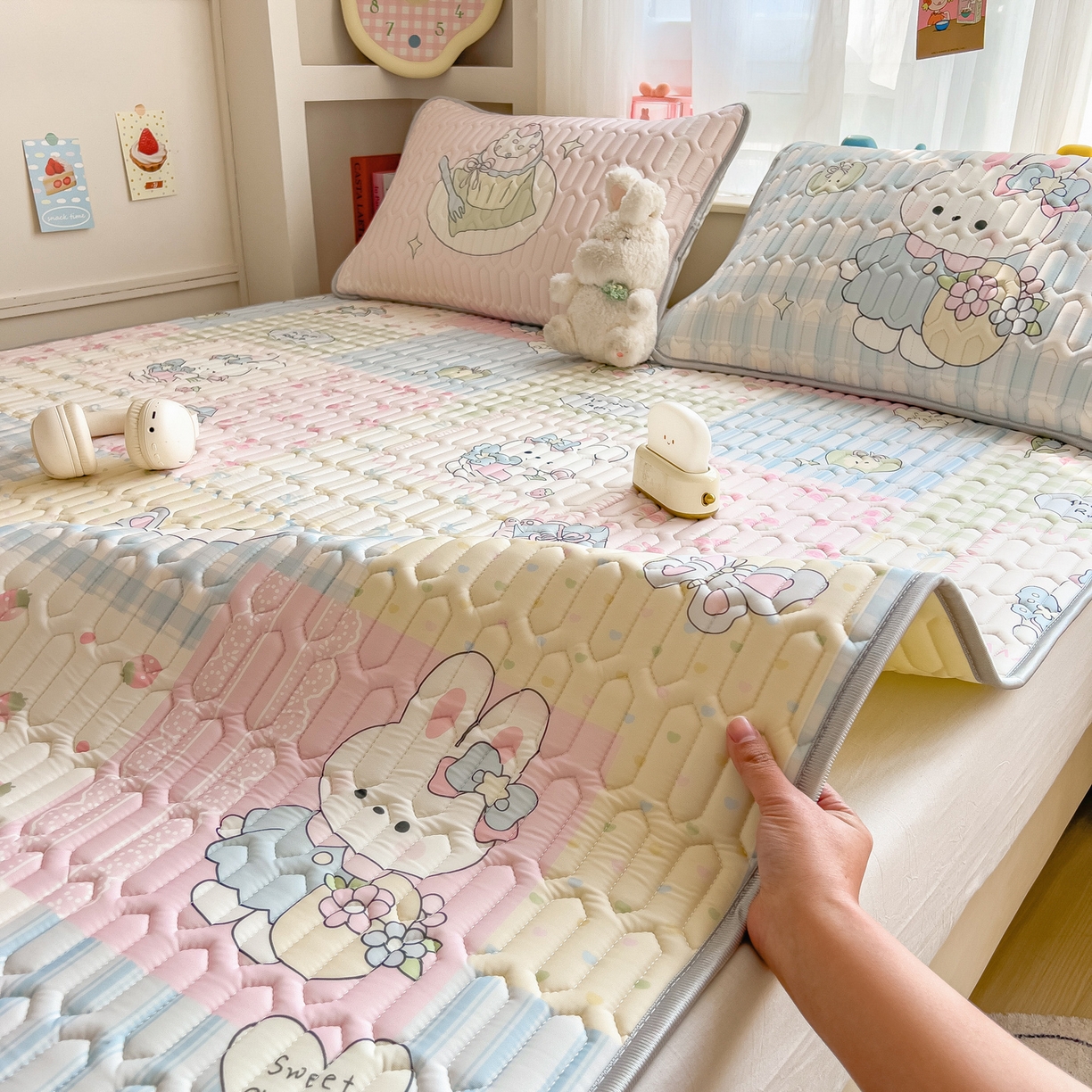 91家纺网 家纺一手货源 找家纺 （总）摩妮卡 2026新款数码大版小清新乳胶凉席床席款三件套-场景二