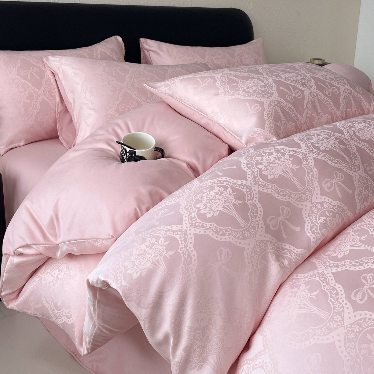 91家纺网 家纺一手货源 找家纺 （总）大麦乐田 2026春夏新款贡缎提花纯色双拼四件套