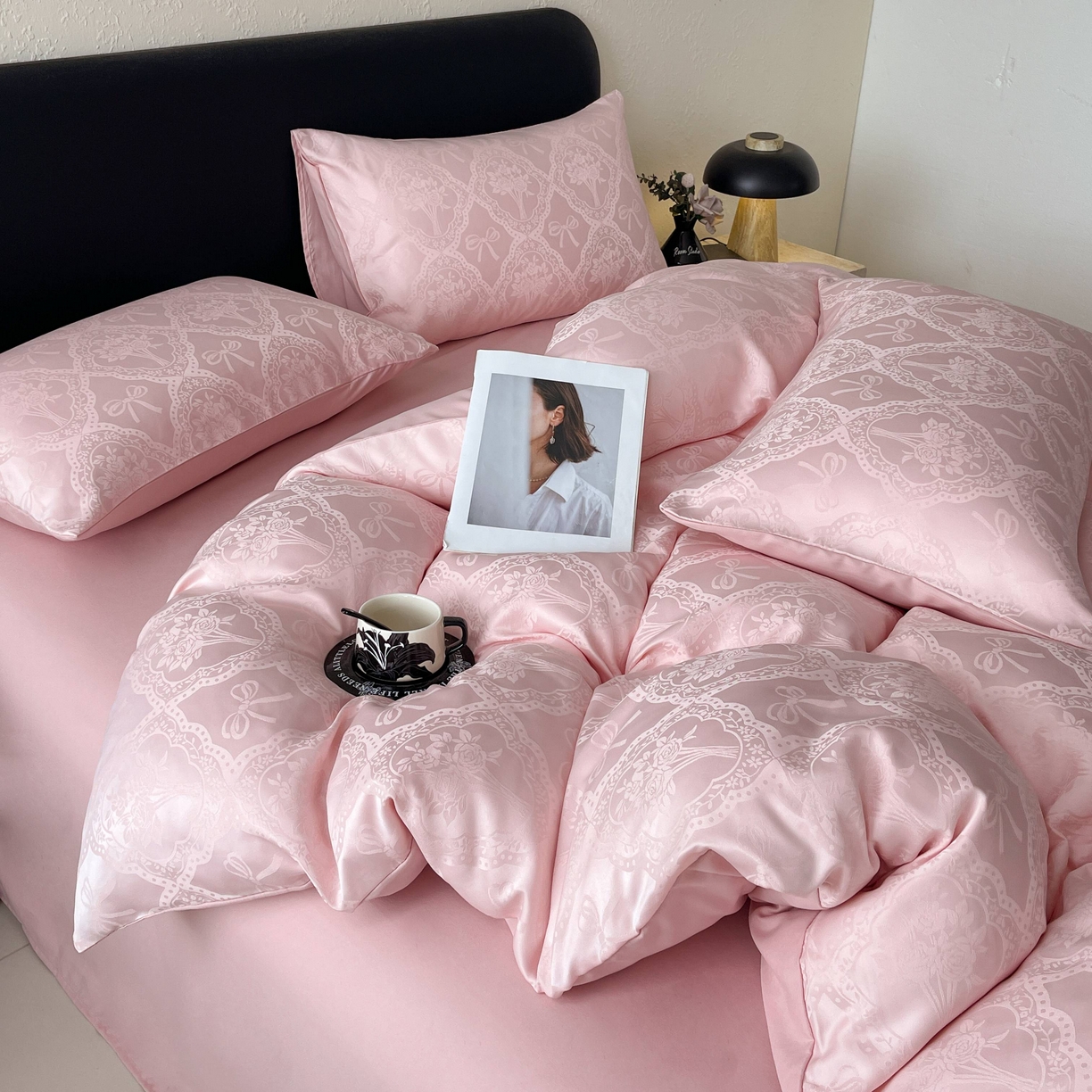 91家纺网 家纺一手货源 找家纺 （总）大麦乐田 2026春夏新款贡缎提花纯色双拼四件套