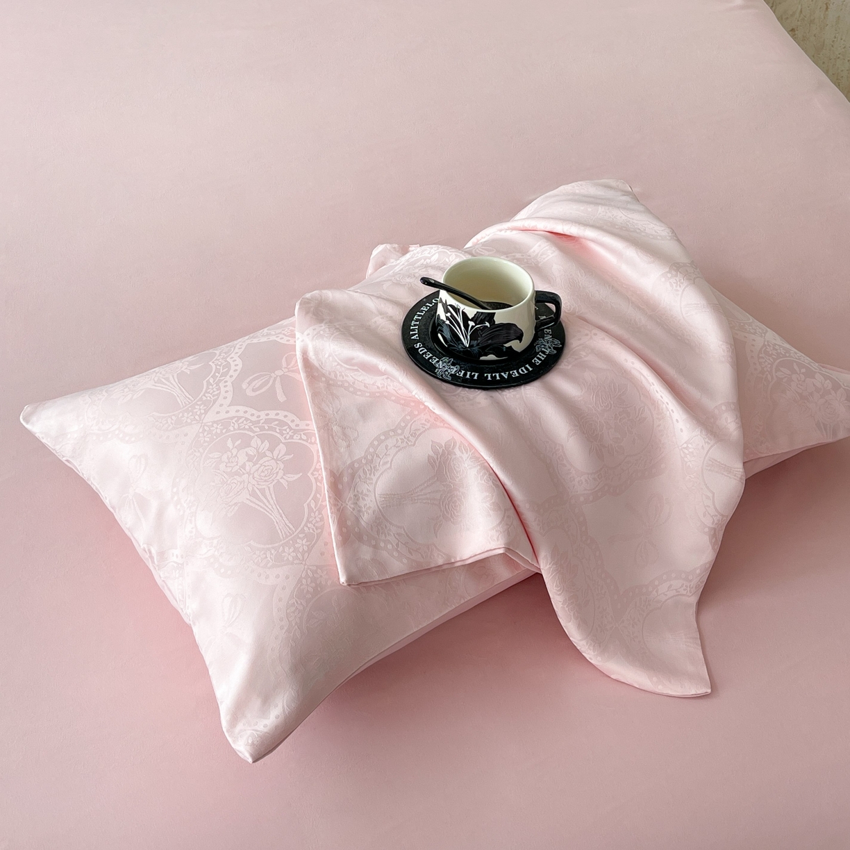 91家纺网 家纺一手货源 找家纺 （总）大麦乐田 2026春夏新款贡缎提花纯色双拼四件套