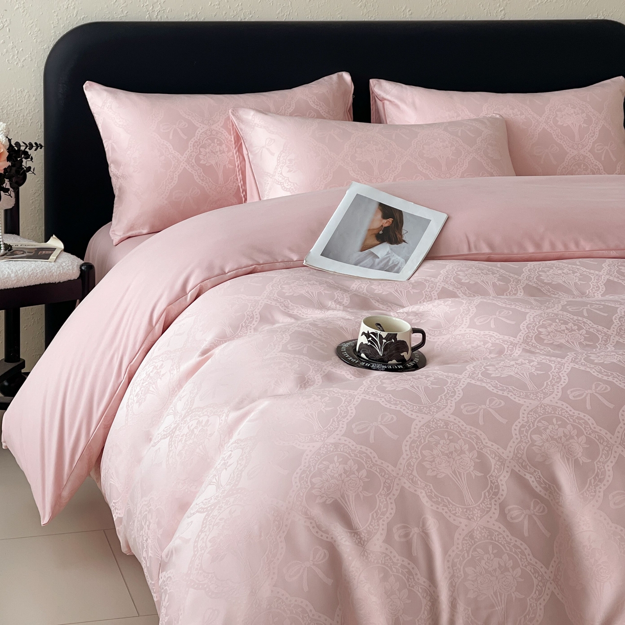 91家纺网 家纺一手货源 找家纺 （总）大麦乐田 2026春夏新款贡缎提花纯色双拼四件套