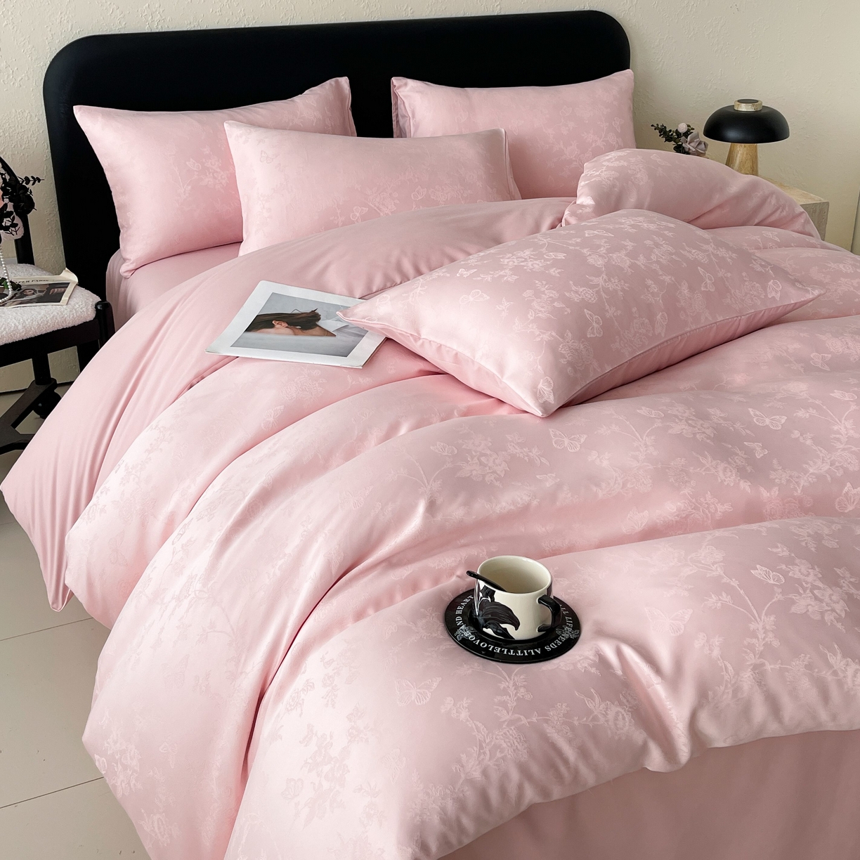 91家纺网 家纺一手货源 找家纺 （总）大麦乐田 2026春夏新款贡缎提花纯色双拼四件套