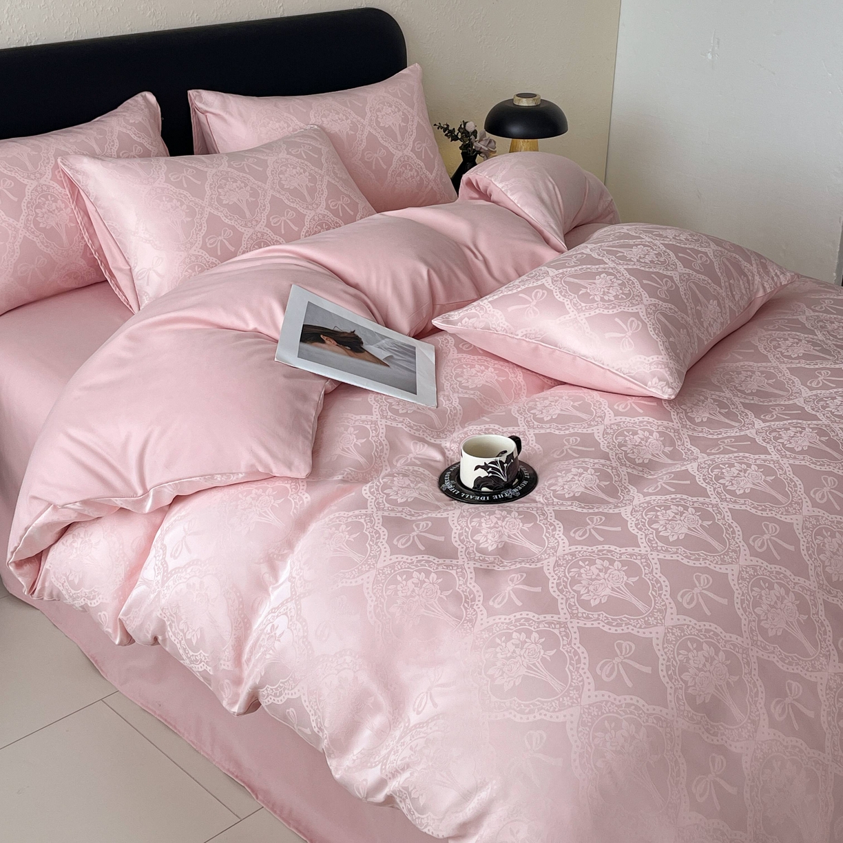 91家纺网 家纺一手货源 找家纺 大麦乐田 2026春夏新款贡缎提花纯色双拼四件套 艾利丝 香粉玉