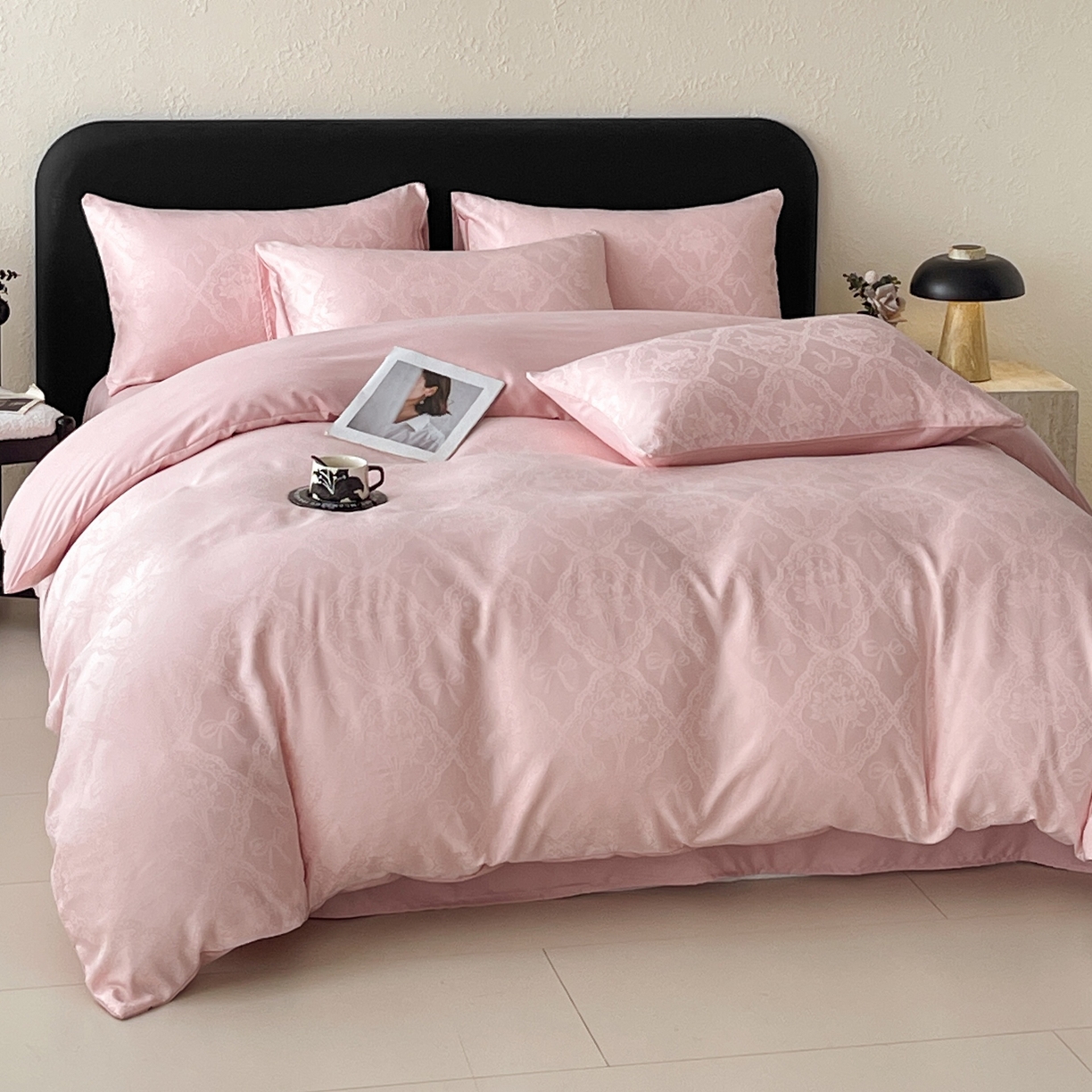 91家纺网 家纺一手货源 找家纺 大麦乐田 2026春夏新款贡缎提花纯色双拼四件套 艾利丝 香粉玉