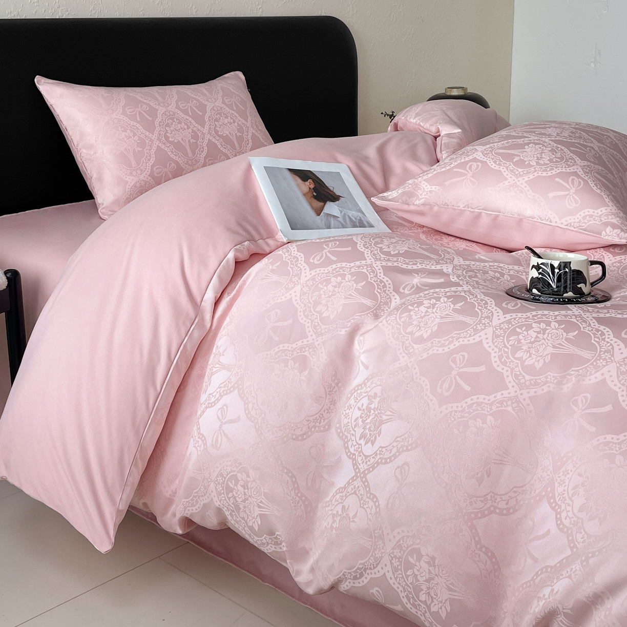 91家纺网 家纺一手货源 找家纺 大麦乐田 2026春夏新款贡缎提花纯色双拼四件套 艾利丝 香粉玉