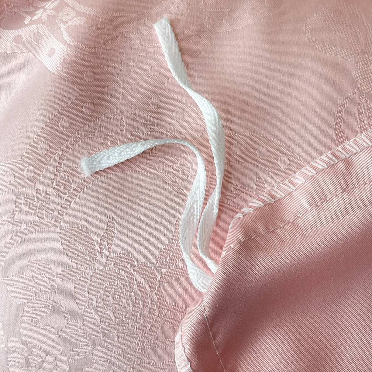 91家纺网 家纺一手货源 找家纺 大麦乐田 2026春夏新款贡缎提花纯色双拼四件套 艾利丝 香粉玉