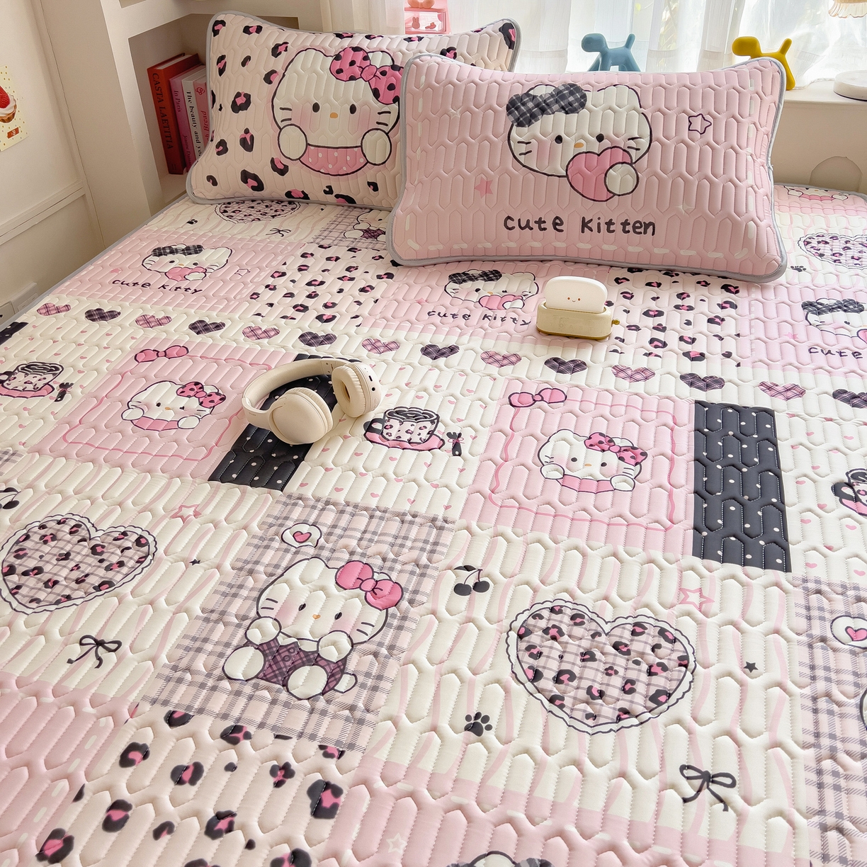 91家纺网 家纺一手货源 找家纺 摩妮卡 2026新款数码大版小清新乳胶凉席床席款三件套-场景二 心动收藏小屋