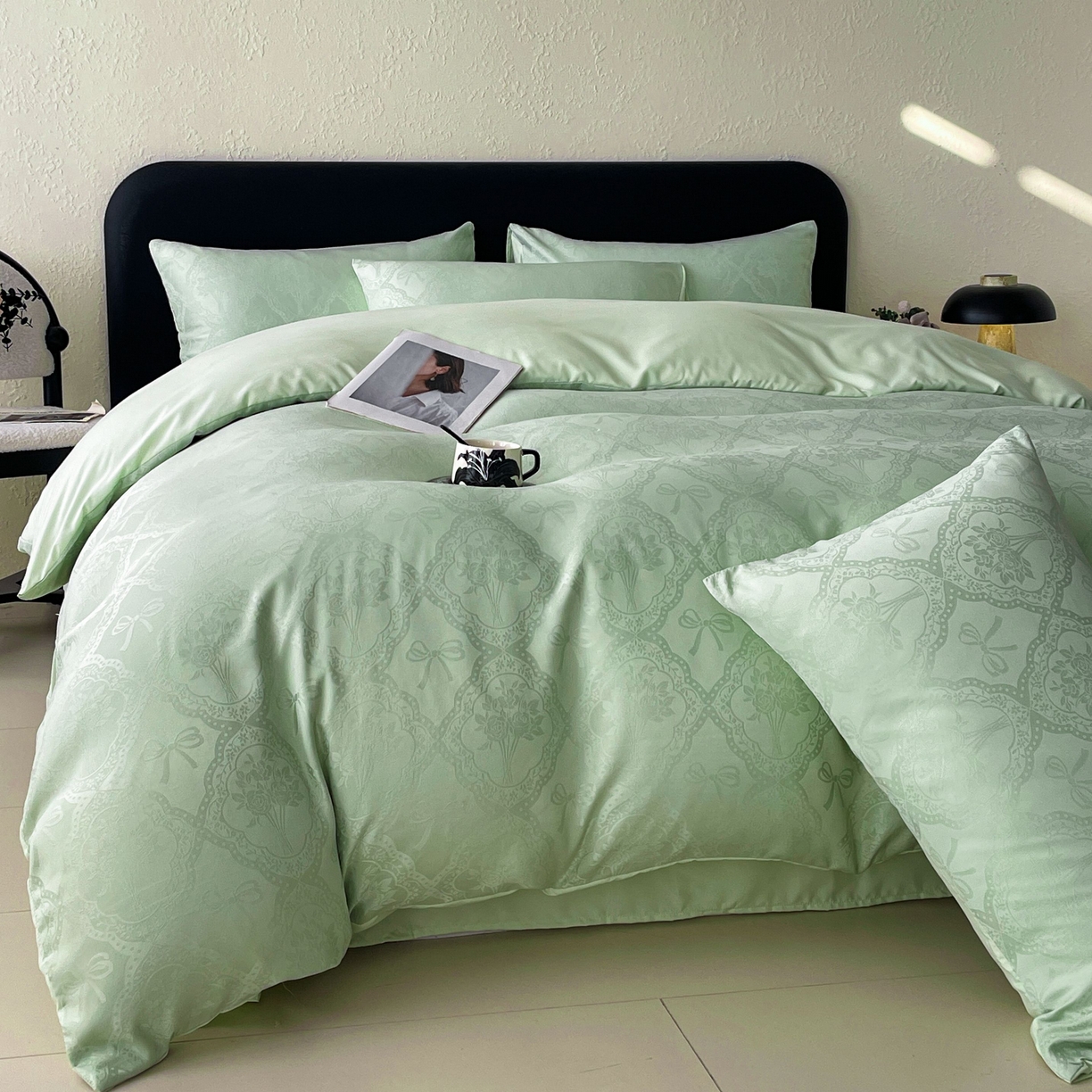 91家纺网 家纺一手货源 找家纺 大麦乐田 2026春夏新款贡缎提花纯色双拼四件套   艾利丝 奶油绿