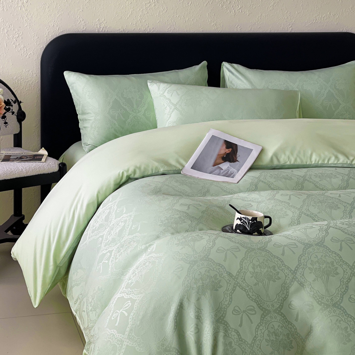 91家纺网 家纺一手货源 找家纺 大麦乐田 2026春夏新款贡缎提花纯色双拼四件套   艾利丝 奶油绿