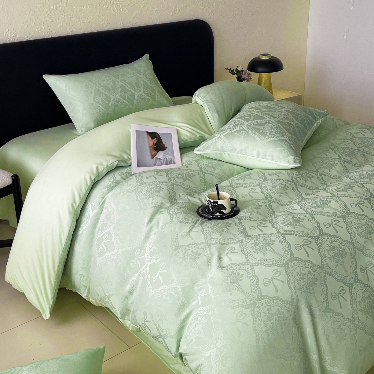 91家纺网 家纺一手货源 找家纺 大麦乐田 2026春夏新款贡缎提花纯色双拼四件套   艾利丝 奶油绿