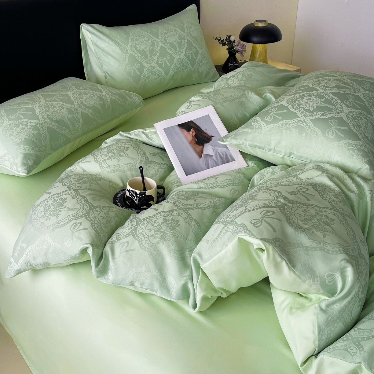 91家纺网 家纺一手货源 找家纺 大麦乐田 2026春夏新款贡缎提花纯色双拼四件套   艾利丝 奶油绿