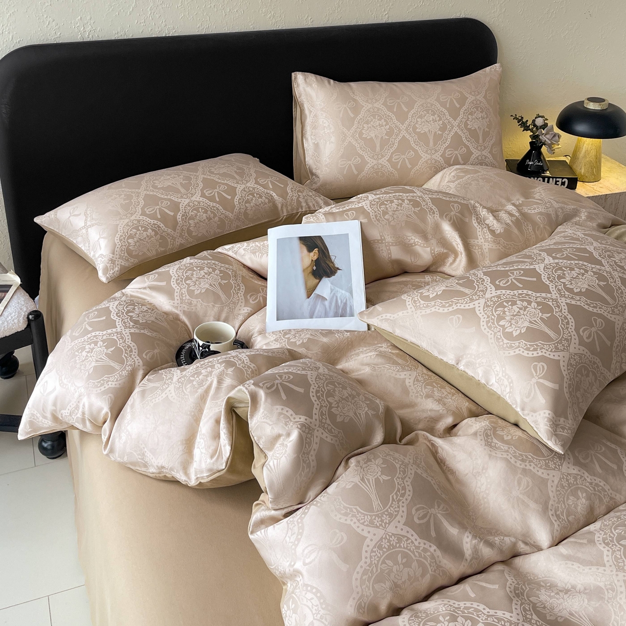 91家纺网 家纺一手货源 找家纺 大麦乐田 2026春夏新款贡缎提花纯色双拼四件套  艾利丝 卡其