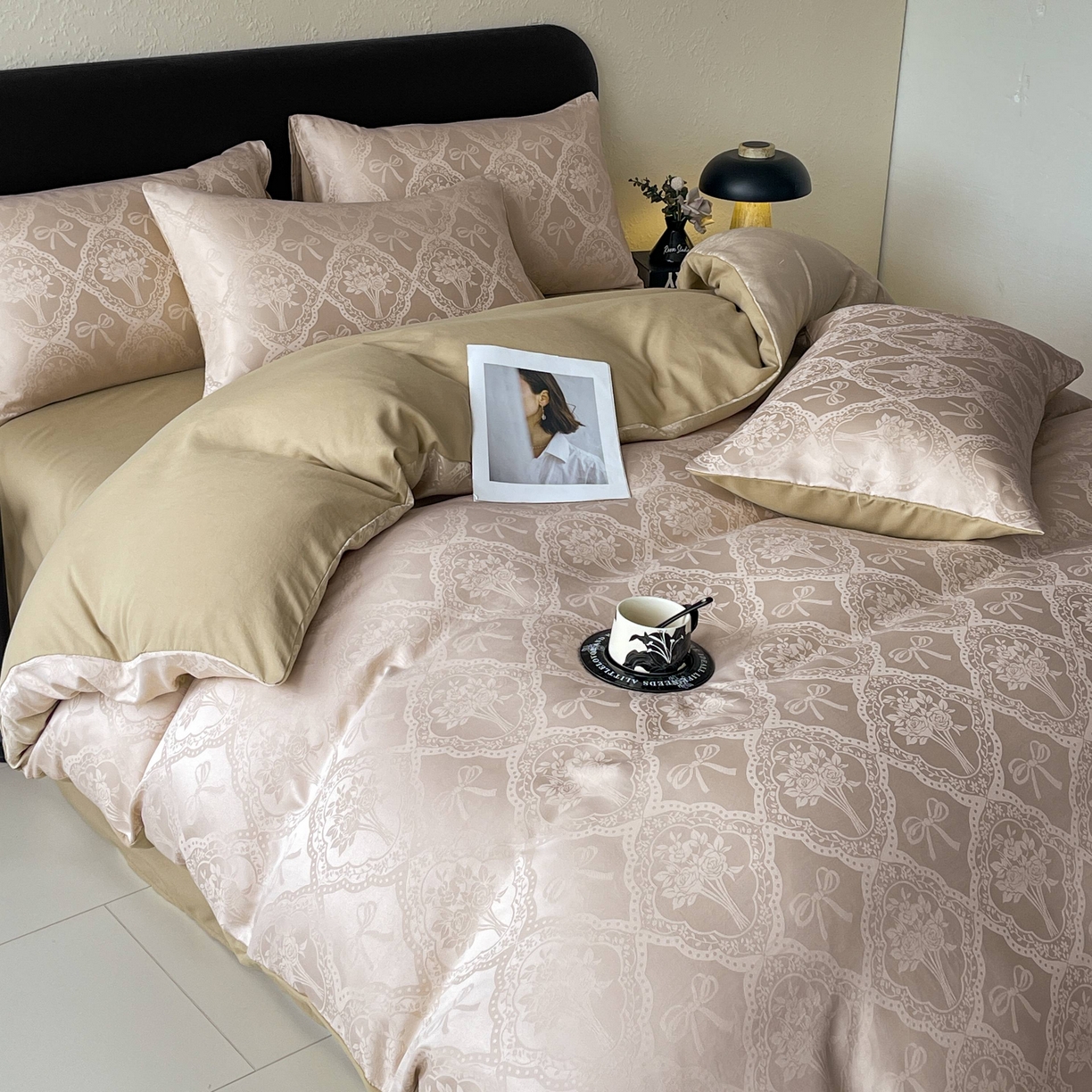 91家纺网 家纺一手货源 找家纺 大麦乐田 2026春夏新款贡缎提花纯色双拼四件套  艾利丝 卡其